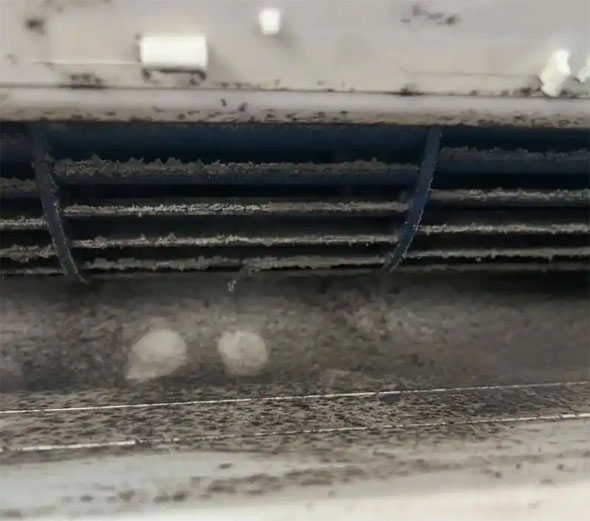 东光空调吹的风有股烧焦味是怎么回事